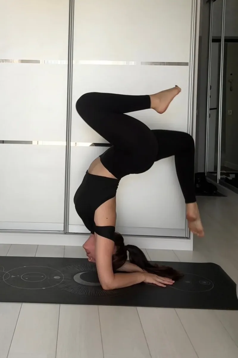 Анастасия проводит занятие по йоге